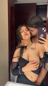 Isha Modi Having Fun with her boyfriend in hotel room – ईशा मोदी होटल के कमरे में अपने ब्वॉयफ्रेंड के साथ मस्ती कर रही हैं।